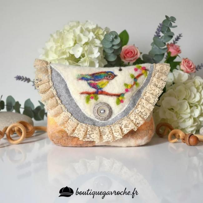 Pochette oiseau et dentelle