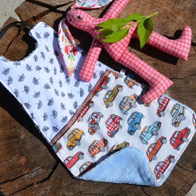 Serviette Bicolore de cantine – Voitures – pr&eacute;nom