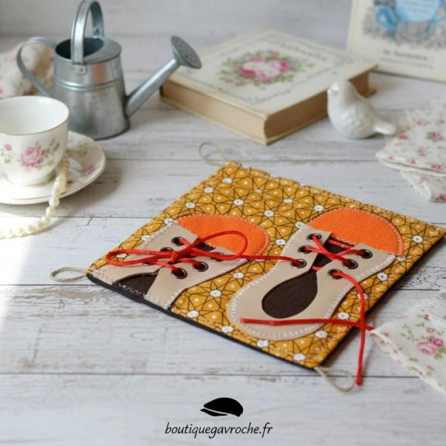 Montessori: J&rsquo;apprends &agrave; Lacer mes chaussures Mod&egrave;le Jaune/Orange