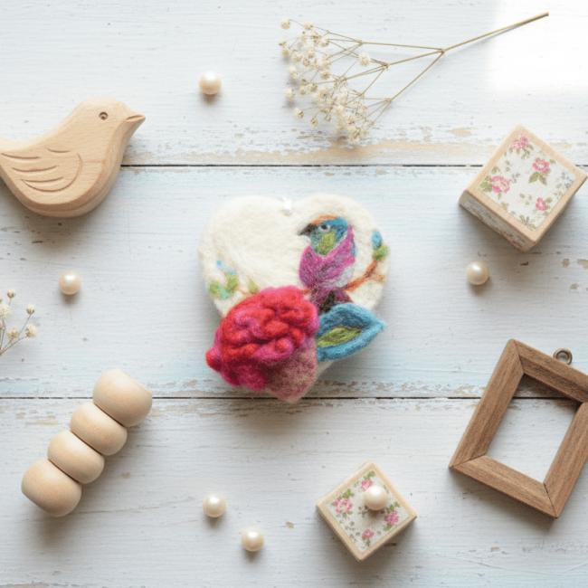 Coeur L&rsquo;Oiseau et la Fleur : Symphonie en Laine Feutr&eacute;e