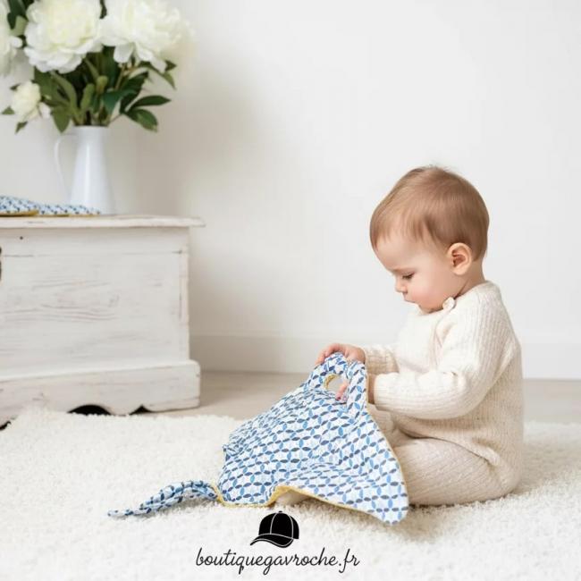 Doudou Raie Manta R&eacute;versible Bleu et Jaune &ndash; Personnalis&eacute; avec Pr&eacute;nom Brod&eacute; Main