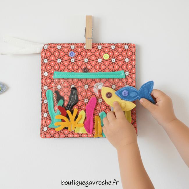 Jeu d&rsquo;&eacute;veil en tissu, l&rsquo;aquarium aux 3 poissons
