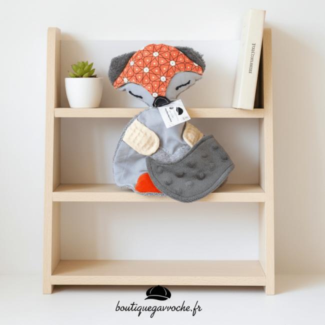 Doudou plat sensoriel Renard Corail personnalis&eacute;