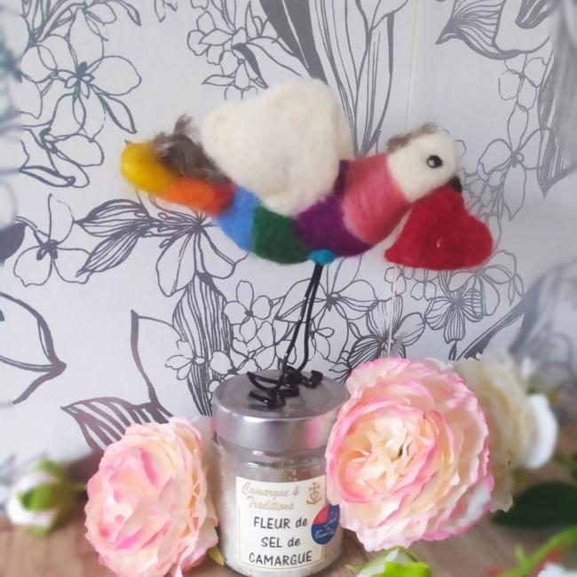 Oiseau multicolore avec coeur