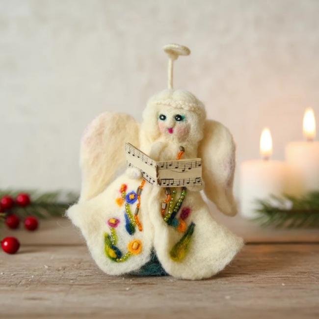 Ange Chantant avec son livre de musique