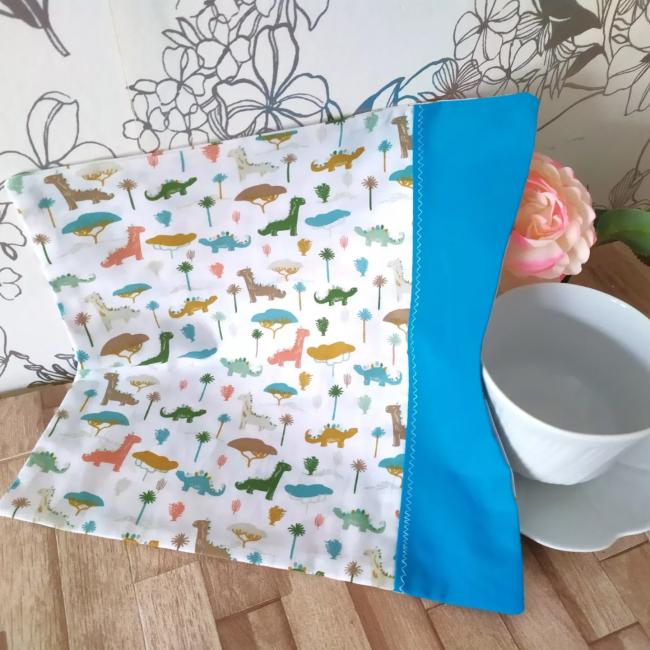 Serviette bicolore reversible Petits dinosaures