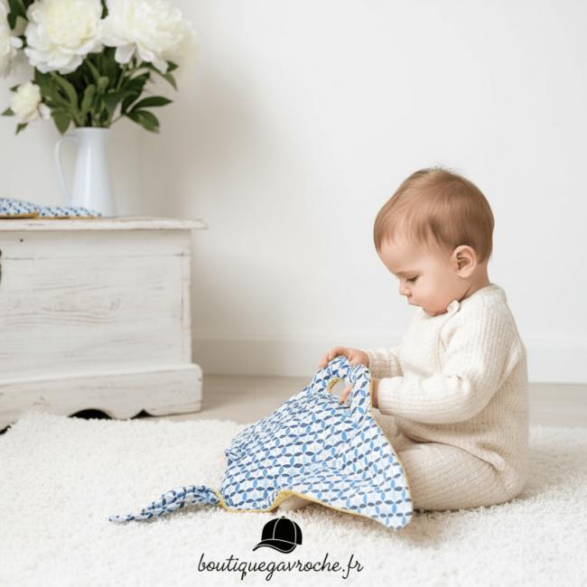 Doudou Raie Manta Personnalis&eacute; &ndash; Pr&eacute;nom Brod&eacute; Main (frais de port offert)