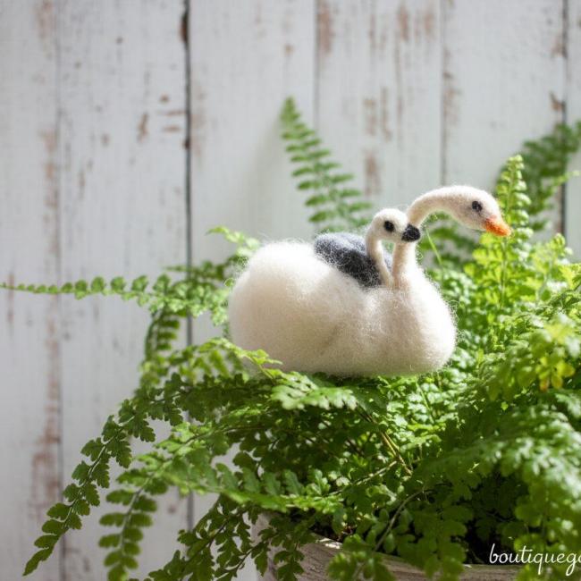 Cygne majestueux et son b&eacute;b&eacute; (frais de port offert)