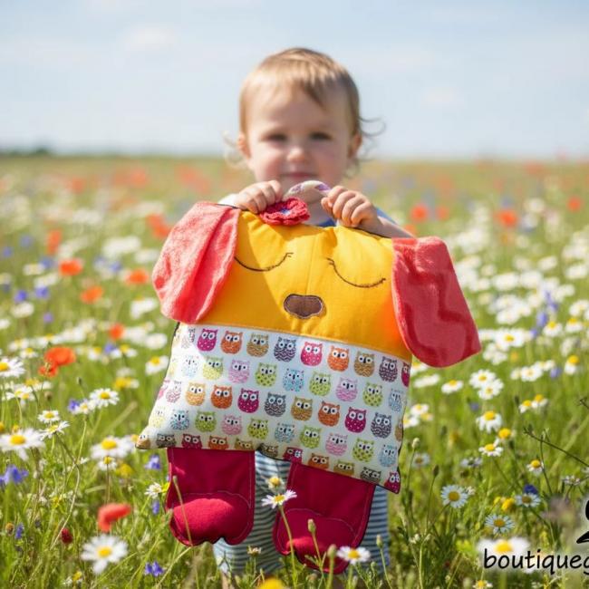 Coussin chien rose et Hiboux multicolores avec prenom brod&eacute;