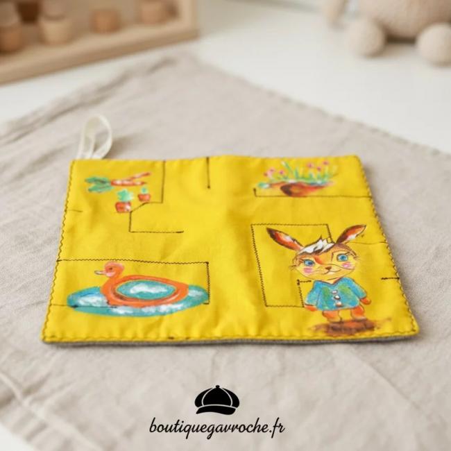 &nbsp;MONTESSORI: Labyrinthe &agrave; bille lapin en tissu