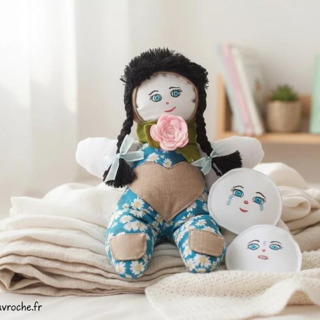 Poup&eacute;e des &Eacute;motions &agrave; Visages Interchangeables MONTESSORI