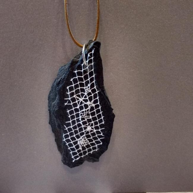 Pendentif Ardoise pièce unique en Poinct de Tulle