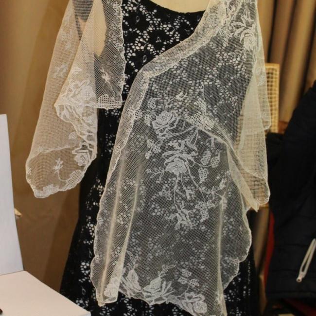 Étole en Dentelle Piece d’Exception au Poinct de Tulle