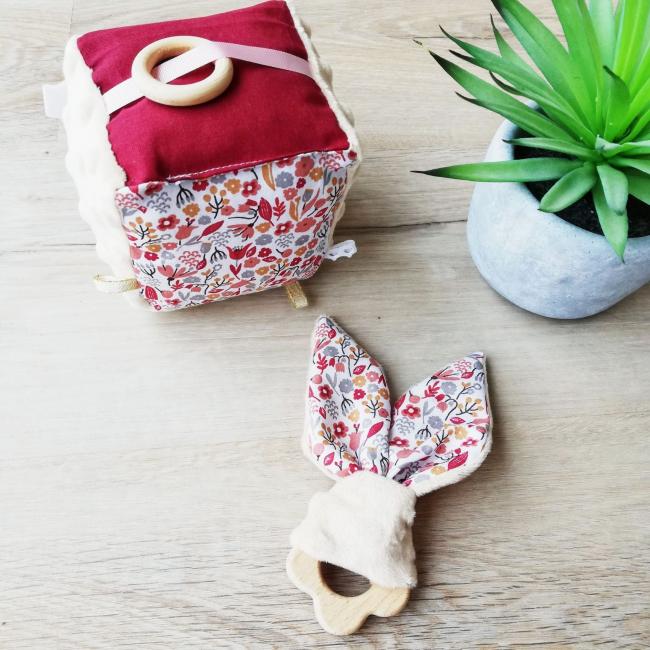 Box Eden - Hochet et cube sensoriel - liberty bordeau