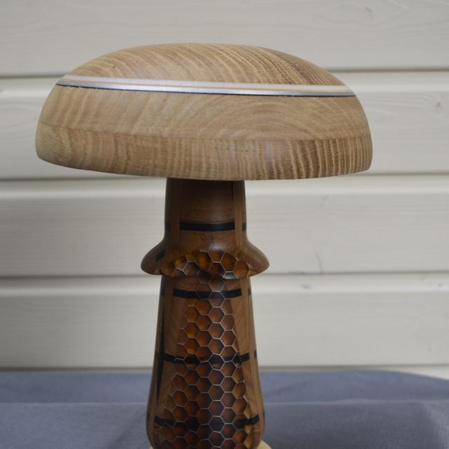 Champignon N&deg;05 Ch&ecirc;ne, Alu, Tech fa&ccedil;on pont bateau, plexiglas, r&eacute;sine &eacute;poxy, alu en nid d&rsquo;abeille, Weng&eacute; sur socle en H&eacute;v&eacute;a
