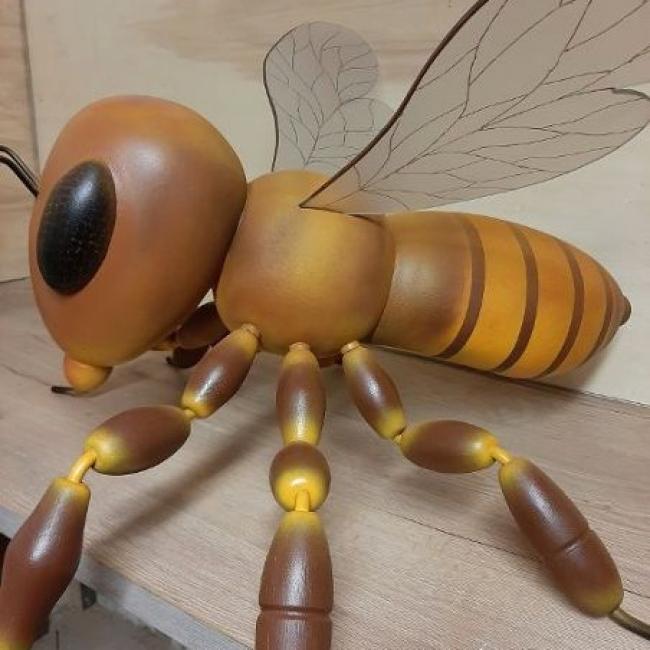 Abeille en bois de sapin blanc contre-coll&eacute;, ch&ecirc;ne, plexiglas et acier