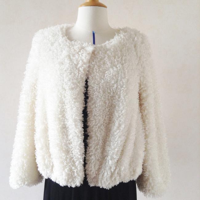 Veste courte blanche fausse fourrure