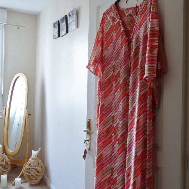 Robe de Plage Caftan en voile motif graphique de couleur rose saumon beige
