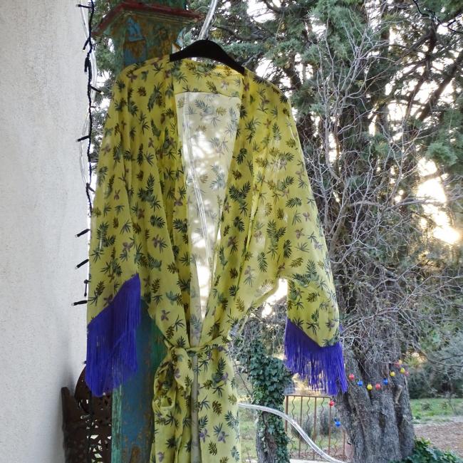 Kimono mi-long  jaune  à fleurs et frange parme