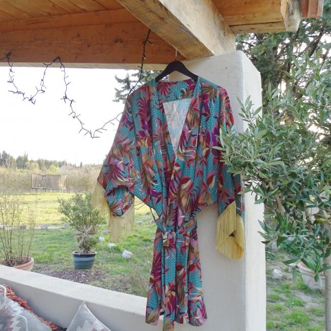 Kimono mi-long vert motifs feuillage avec frange couleur or