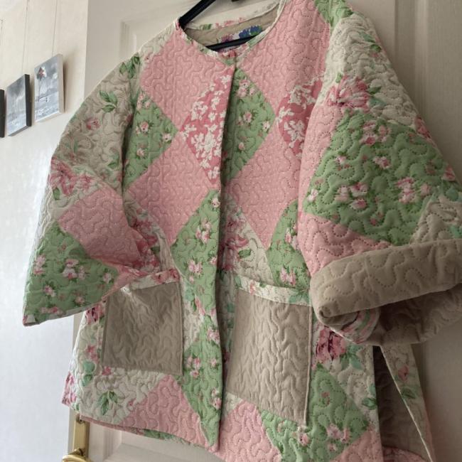 Veste 3/4  coton matelassée léger aux motifs fleurs rose vert blanc