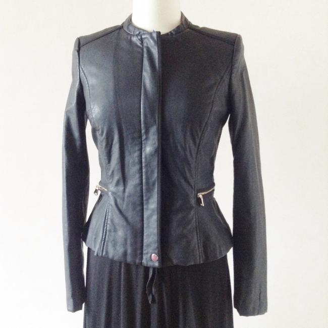 Veste simili cuir noire cintrée