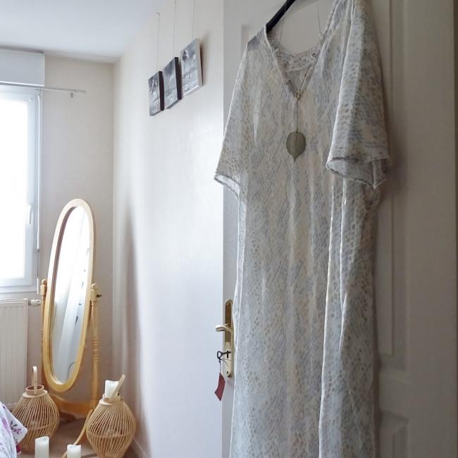 Robe de plage kaftan voile blanc motifs or et argent et bijoux