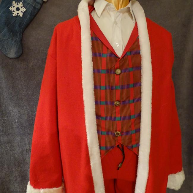 Costume de Père Noël composé un pantalon un manteau un gilet un chapeau