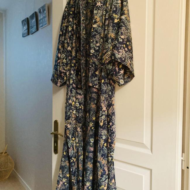 Kimono long satin vert motifs fleuris