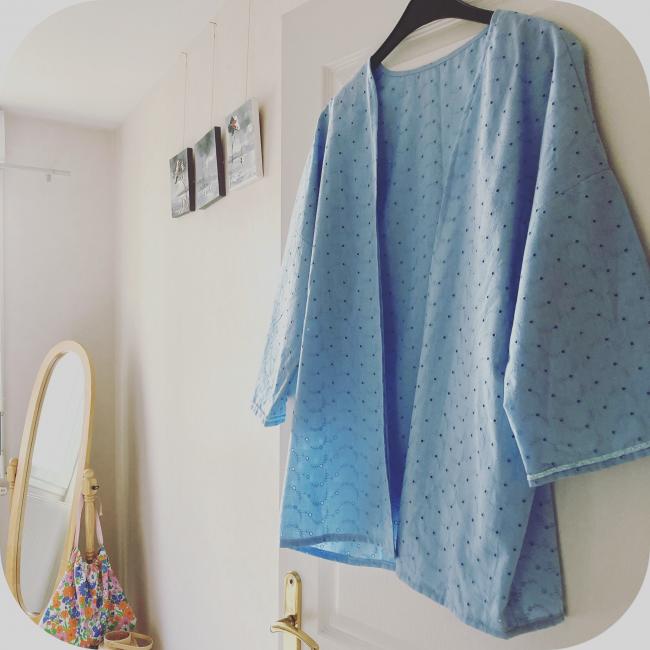 Kimono court en broderie anglaise bleu