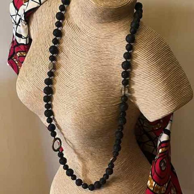 Collier long en perles de lave avec éléments en bronze