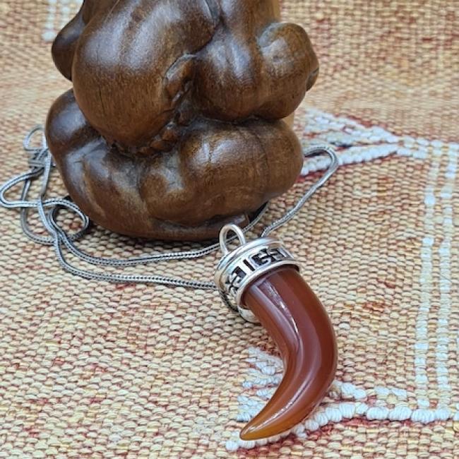 Pendentif dent cornaline