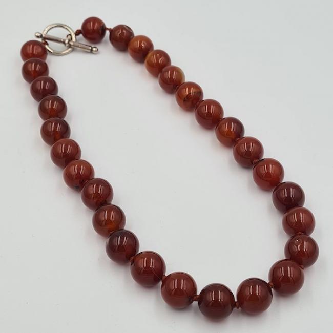 Collier court  en cornaline