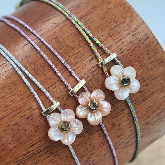 Bracelet réglable nacre rose fleur de tiaré