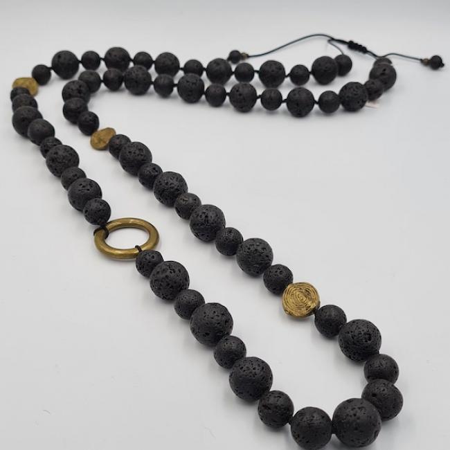 Collier long en perles de lave avec éléments en bronze