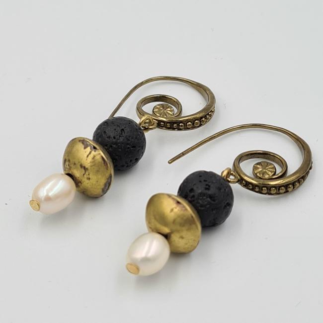 Boucles d’oreilles lave et perle d’eau douce