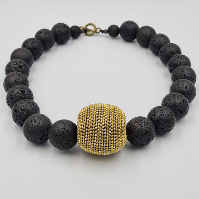 Collier court en perles de lave et laiton