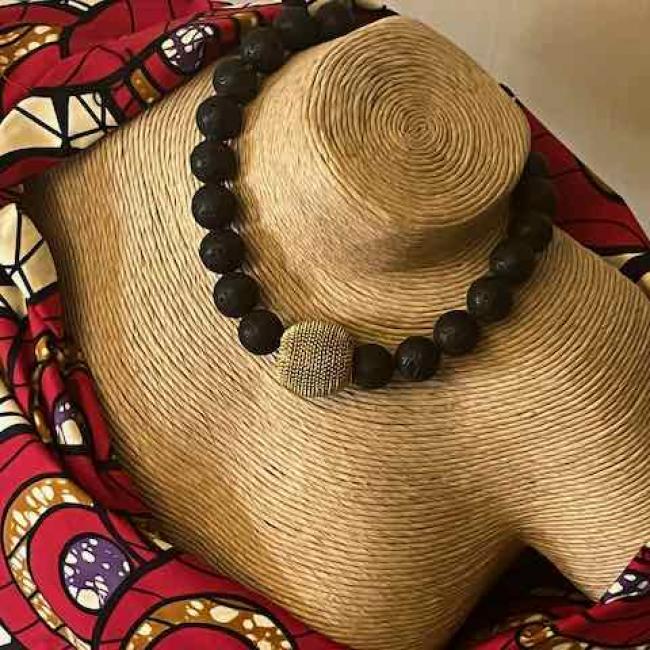 Collier court en perles de lave et laiton