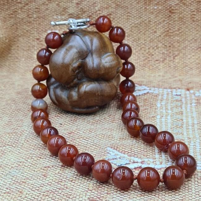 Collier court  en cornaline