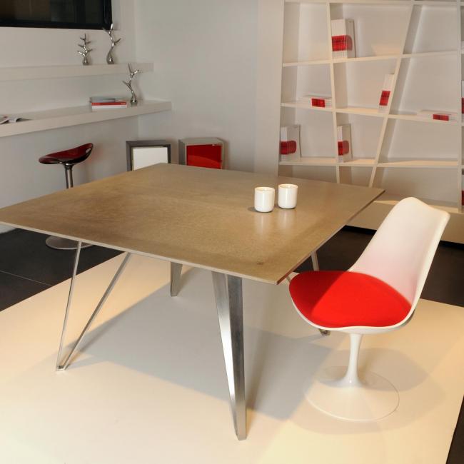 Table SPOUTNIK