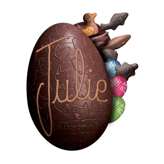 Oeuf croustillant en chocolat noir garni
