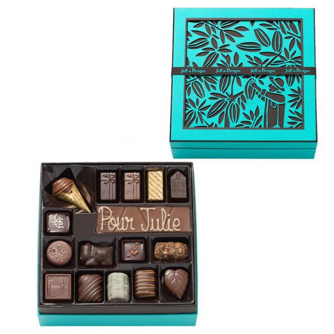Boite carrée bleue - 33 chocolats assortis avec barre lait sans personnalisation