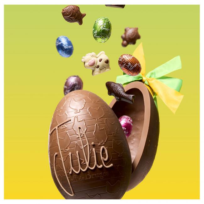Oeuf croustillant en chocolat au lait garni
