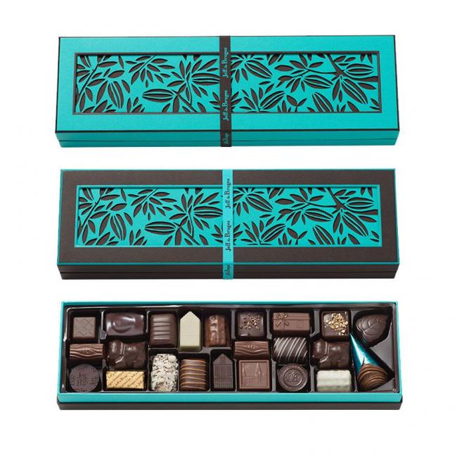 Boite rectangulaire marron ou bleu 23 chocolats assortis
