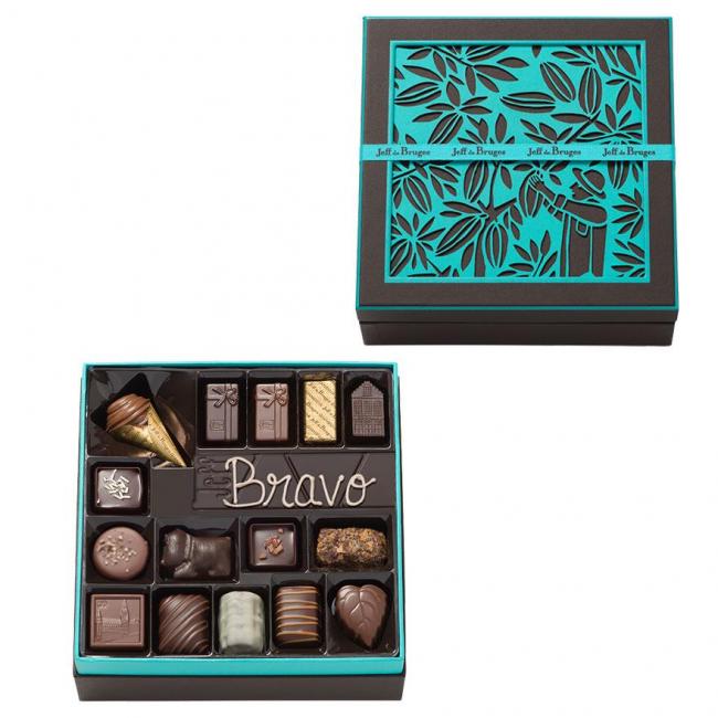 Boite carrée marron - 33 chocolats assortis avec barre noir sans personnalisation
