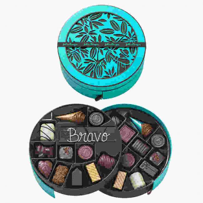 Boite ronde bleue - 26 chocolats et sa barre noir avec personnalisation