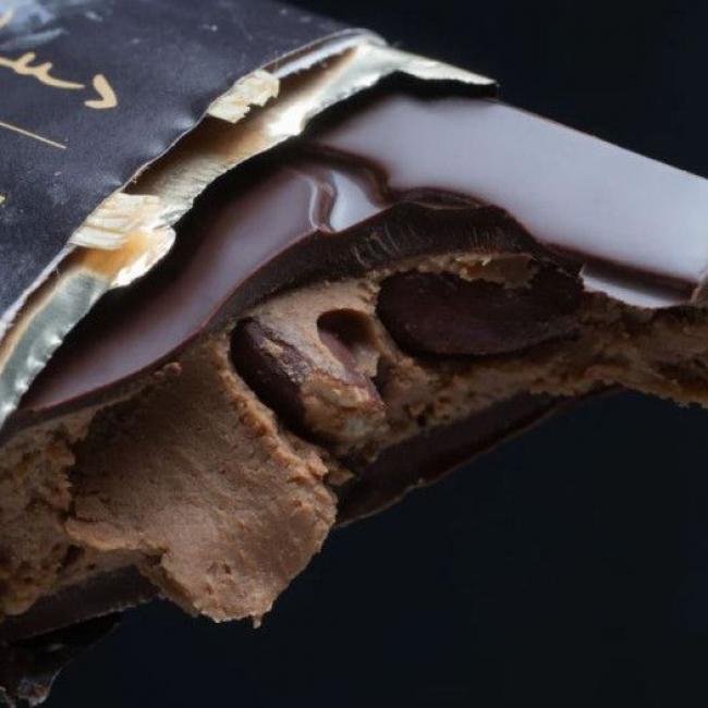 Barre infernale noir amandes Pralus