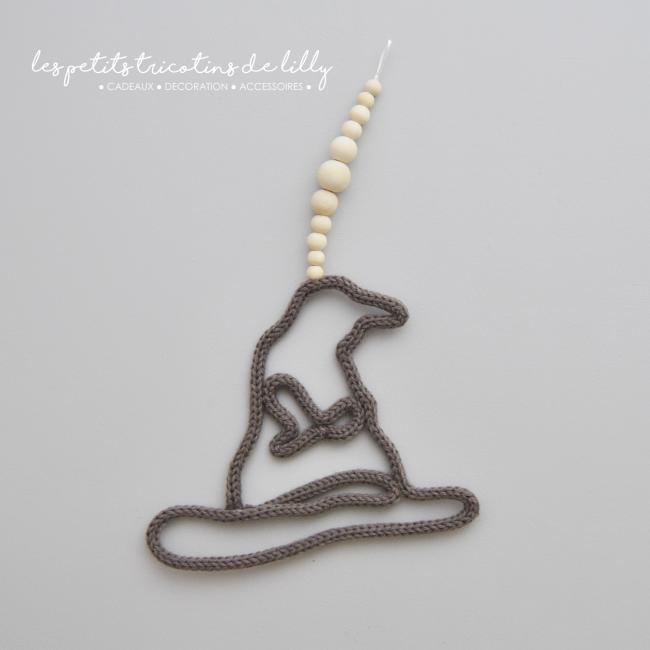 SUSPENSION THEME ECOLE DE MAGIE CHAPEAU