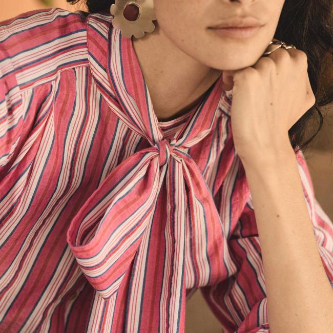 Blouse ray&eacute;e &agrave; col lavalli&egrave;re en coton DOMITILLE 
