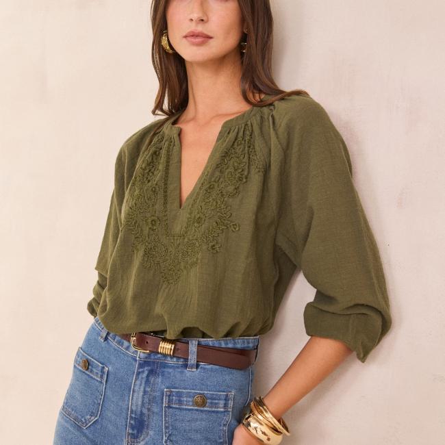 Blouse &agrave; broderies florales en 100% coton DELICATE